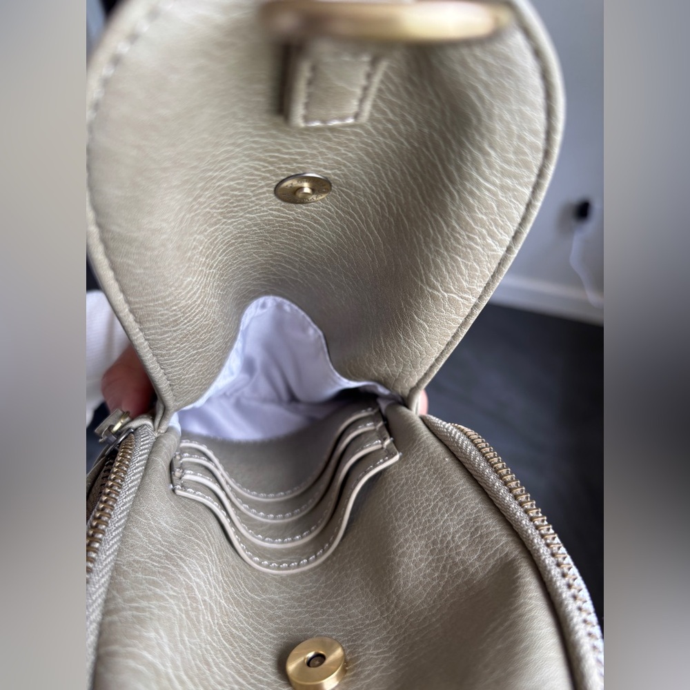 Urban Originals Olive Sling Bag 🖤 Vegan Leather | Pre-Loved - Picture 7 of 7